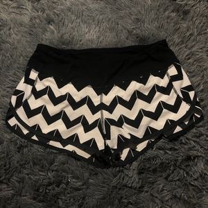 Black/White Chevron Lululemon Speed Shorts Size 4
